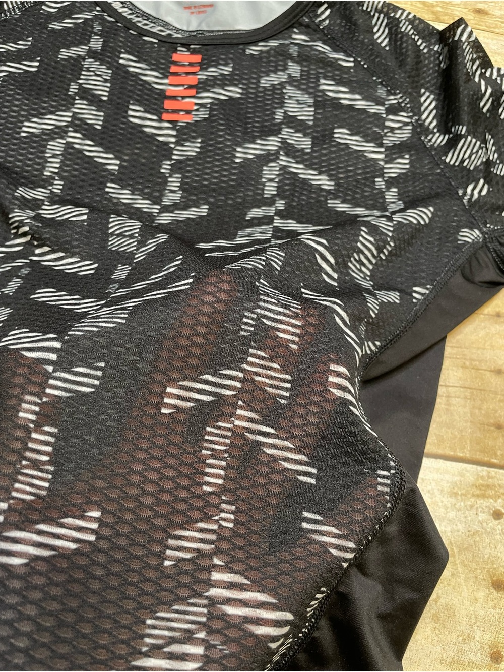 Rapha Women’s ProTeam Short Sleeve V-Neck Mesh Biking Shirt - Picture 4 of 8